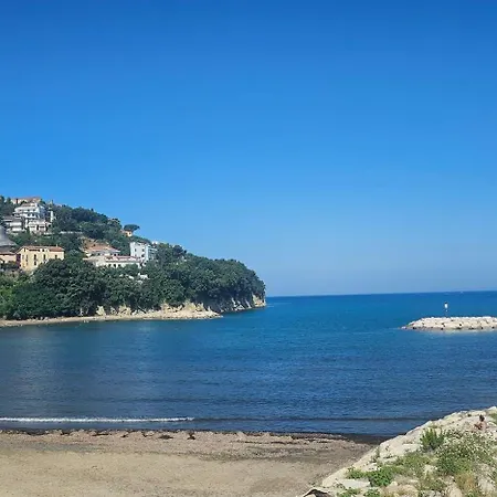 Konukevi 100 Passi Dal Mare