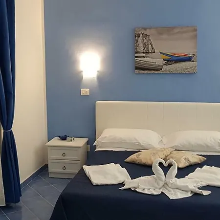 Konukevi 100 Passi Dal Mare