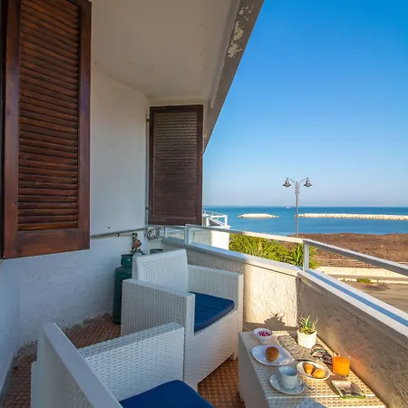 100 Passi Dal Mare ゲストハウス 4*